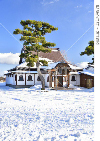 冬の北海道八雲町で黙照山龍穏寺境内の風景を撮影 冬の北海道八雲町で黙照山龍穏寺境内の風景を撮影 121704978