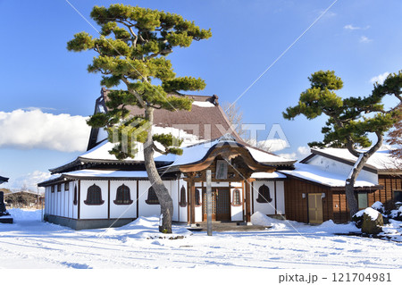 冬の北海道八雲町で黙照山龍穏寺境内の風景を撮影 冬の北海道八雲町で黙照山龍穏寺境内の風景を撮影 121704981