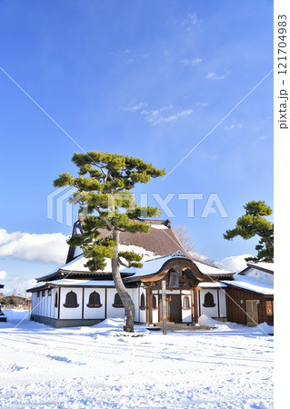 冬の北海道八雲町で黙照山龍穏寺境内の風景を撮影 121704983