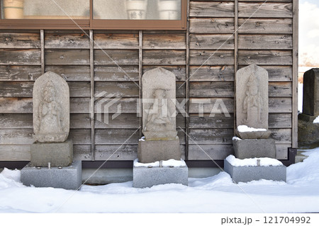 冬の北海道八雲町で黙照山龍穏寺境内の風景を撮影 121704992