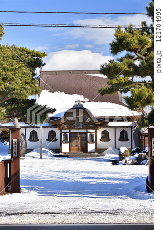 冬の北海道八雲町で黙照山龍穏寺境内の風景を撮影 冬の北海道八雲町で黙照山龍穏寺境内の風景を撮影 121704995