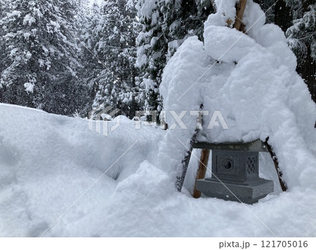 雪に埋もれた灯籠 雪に埋もれた灯籠 121705016