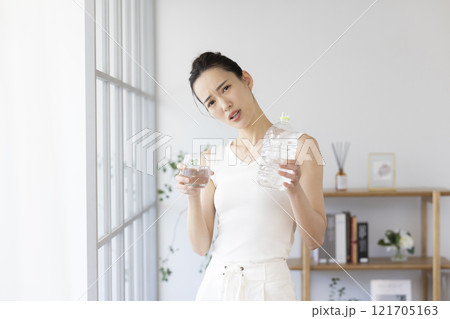 ダイエット なかなか水が飲めない女性 ダイエット なかなか水が飲めない女性 121705163