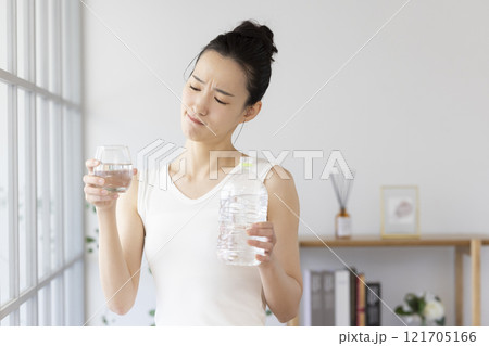 ダイエット なかなか水が飲めない女性 ダイエット なかなか水が飲めない女性 121705166