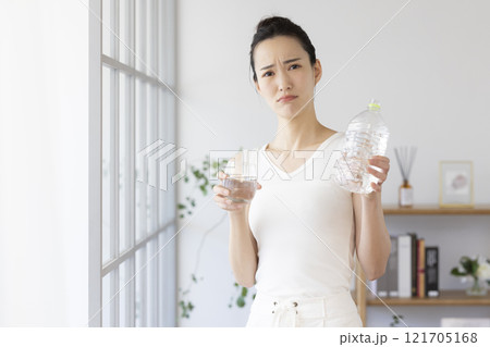 ダイエット なかなか水が飲めない女性 ダイエット なかなか水が飲めない女性 121705168
