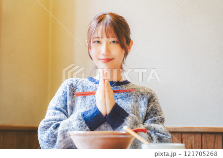 いただきますをしてラーメンを食べる若い女性 121705268