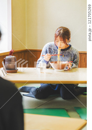 おいしいラーメンを食べてしあわせな若い女性 121705269