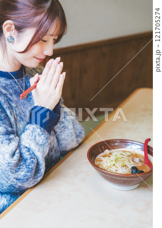 いただきますをしてラーメンを食べる若い女性 121705274