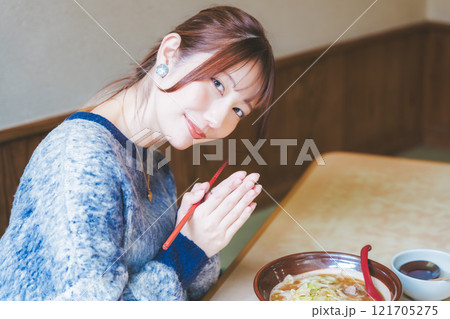 いただきますをしてラーメンを食べる若い女性 121705275