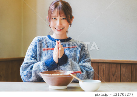 いただきますをしてラーメンを食べる若い女性 いただきますをしてラーメンを食べる若い女性 121705277