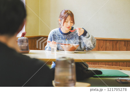 おいしいラーメンを食べてしあわせな若い女性 121705278