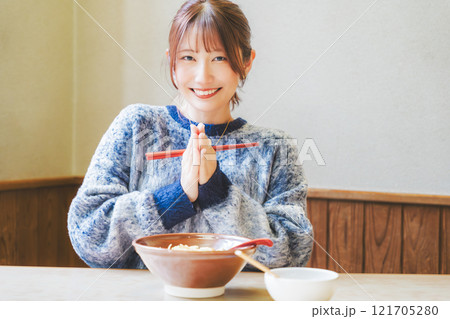 いただきますをしてラーメンを食べる若い女性 いただきますをしてラーメンを食べる若い女性 121705280