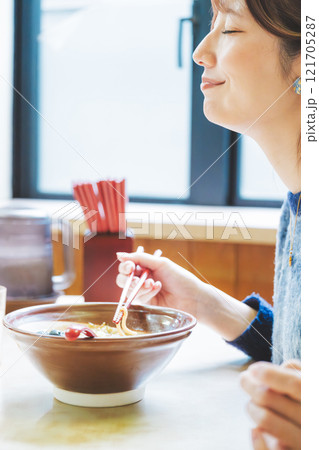 おいしさに、うなる若い女性 121705287