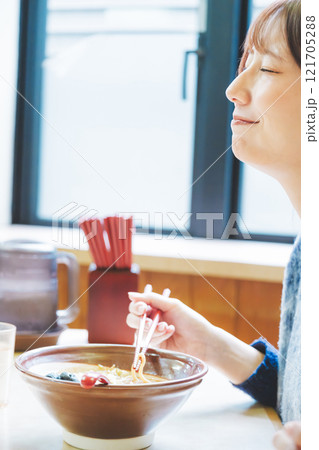 おいしさに、うなる若い女性 121705288