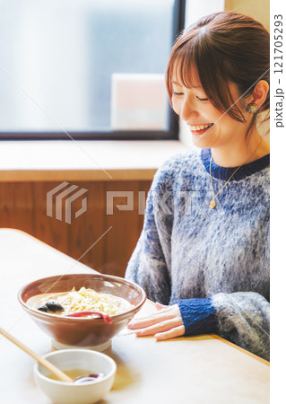 おいしいラーメンを食べてしあわせな若い女性 おいしいラーメンを食べてしあわせな若い女性 121705293