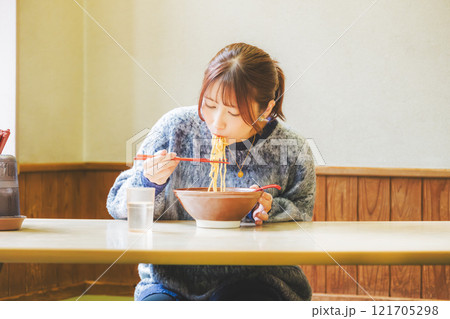 おいしいラーメンを食べてしあわせな若い女性 121705298