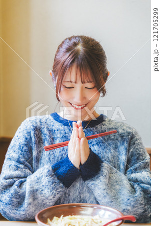 いただきますをしてラーメンを食べる若い女性 いただきますをしてラーメンを食べる若い女性 121705299