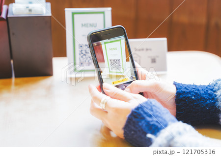 QRコードで注文する若い女性 121705316