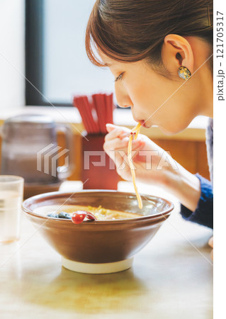 おいしいラーメンを食べてしあわせな若い女性 121705317