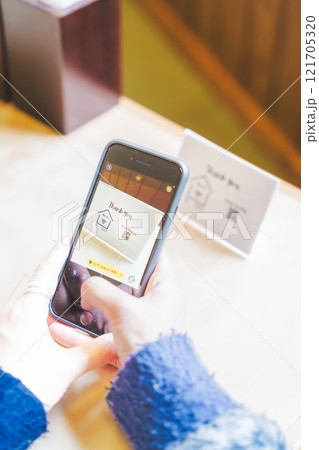 QRコードで注文する若い女性 121705320