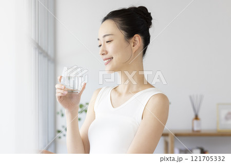 ダイエット　水を飲む女性 121705332