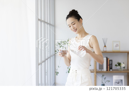 ダイエット　水を飲む女性 121705335