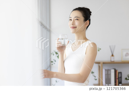 ダイエット 水を飲む女性 ダイエット 水を飲む女性 121705366