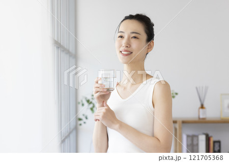 ダイエット 水を飲む女性 ダイエット 水を飲む女性 121705368