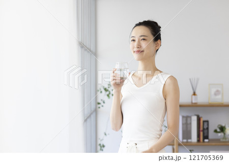 ダイエット　水を飲む女性 121705369