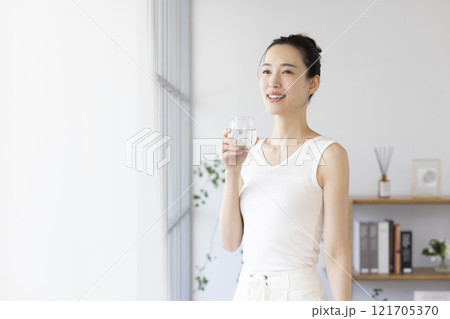 ダイエット 水を飲む女性 ダイエット 水を飲む女性 121705370