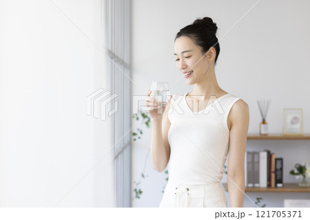 ダイエット 水を飲む女性 ダイエット 水を飲む女性 121705371