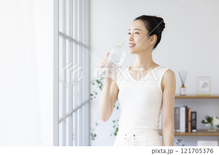 ダイエット　ペットボトルから水を飲む女性 121705376