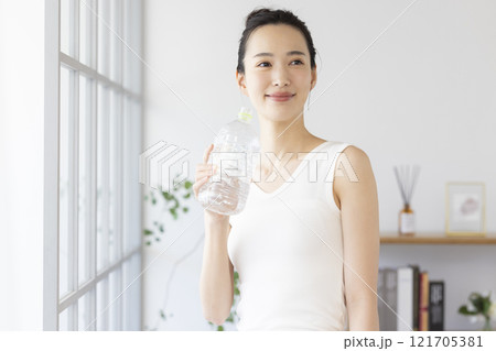 ダイエット　ペットボトルから水を飲む女性 121705381