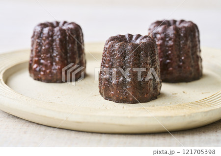 お皿に盛りつけられたカヌレ 洋菓子 お皿に盛りつけられたカヌレ 洋菓子 121705398
