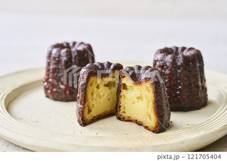 お皿に盛りつけられたカットされたカヌレ　洋菓子 121705404