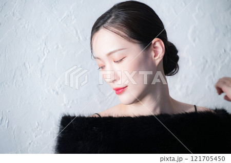 黒いファーを付けた美しい美容の冬のビューティーイメージ グレーバック 黒いファーを付けた美しい美容の冬のビューティーイメージ グレーバック 121705450