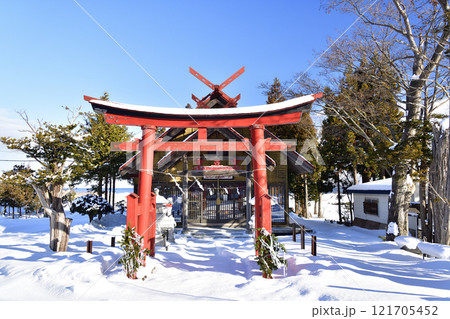 冬の北海道八雲町で由追稲荷神社境内の風景を撮影 121705452