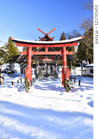 冬の北海道八雲町で由追稲荷神社境内の風景を撮影 冬の北海道八雲町で由追稲荷神社境内の風景を撮影 121705453