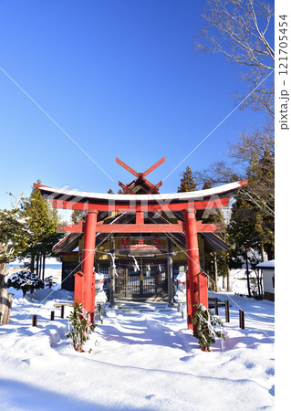 冬の北海道八雲町で由追稲荷神社境内の風景を撮影 121705454