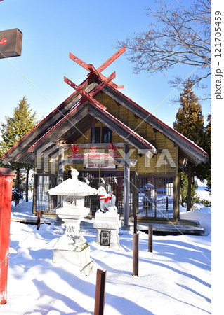 冬の北海道八雲町で由追稲荷神社境内の風景を撮影 冬の北海道八雲町で由追稲荷神社境内の風景を撮影 121705459