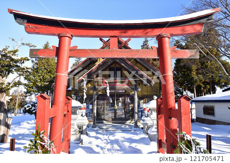 冬の北海道八雲町で由追稲荷神社境内の風景を撮影 121705471
