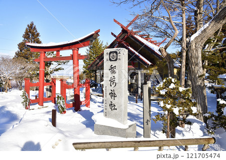 冬の北海道八雲町で由追稲荷神社境内の風景を撮影 121705474