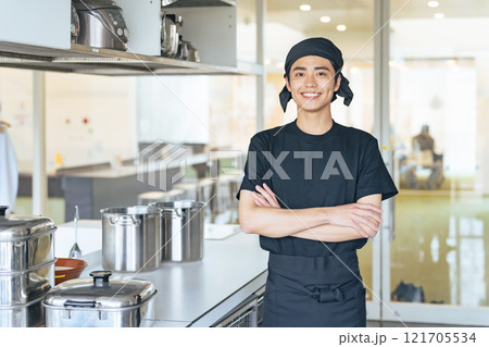 厨房で腕組みする男性調理師 121705534