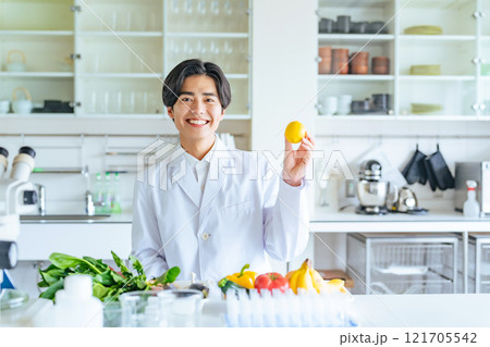 野菜や果物を見せる男性研究者 管理栄養士 野菜や果物を見せる男性研究者 管理栄養士 121705542