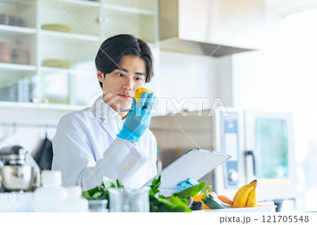 野菜や果物をチェックする研究者 野菜や果物をチェックする研究者 121705548