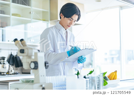 野菜や果物を検査する研究者　管理栄養士 121705549