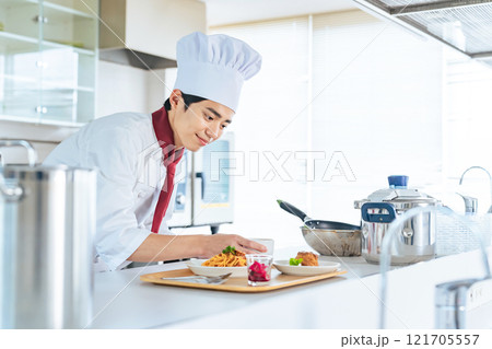厨房でランチプレートを準備するシェフ 121705557