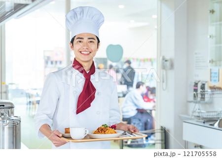 ランチプレートを運ぶ調理師 121705558