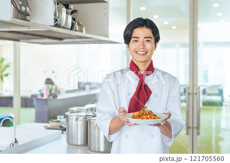 コックコートを着て料理を運ぶ男性 コックコートを着て料理を運ぶ男性 121705560