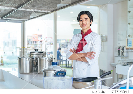 厨房に立つ調理師 121705561